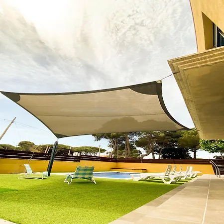 House With Large Garden And Private Pool *