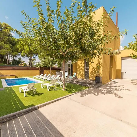 House With Large Garden And Private Pool *