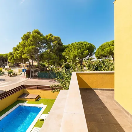 House With Large Garden And Private Pool *
