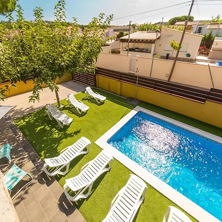 House With Large Garden And Private Pool *